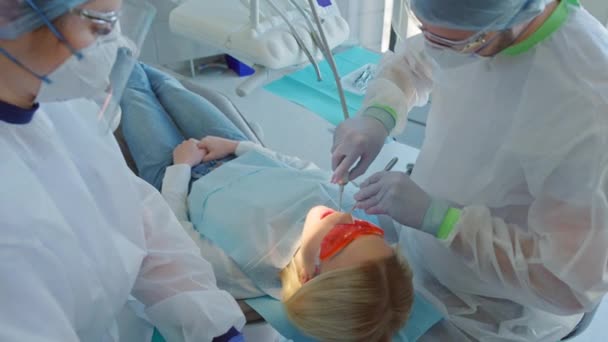 Tandläkare Och Sjuksköterska Som Behandlar Patienten Tandläkarens Kontor — Stockvideo