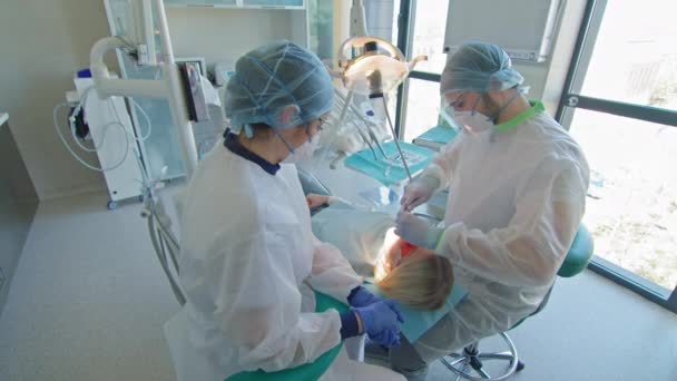 Diş Hekimi Hemşire Dişçi Muayenehanesindeki Hastayı Tedavi Ediyor — Stok video