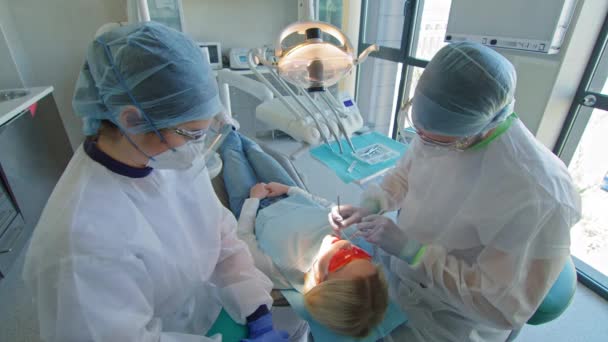 Tandläkare Och Sjuksköterska Som Behandlar Patienten Tandläkarmottagningen — Stockvideo