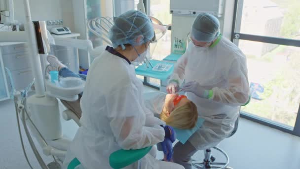 Tandläkare Och Sjuksköterska Som Behandlar Patienten Tandläkarens Kontor — Stockvideo