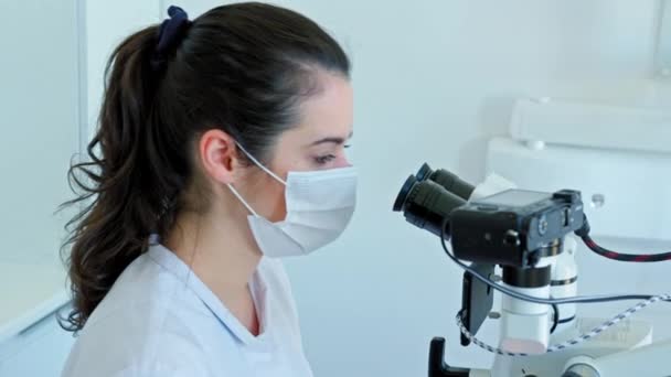 Dentista Olhando Através Microscópio Dentário — Vídeo de Stock