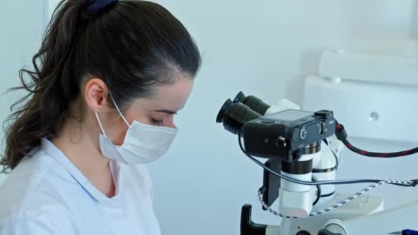Dentysta Patrzący Przez Mikroskop Dentystyczny — Wideo stockowe