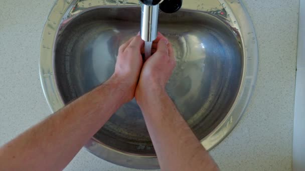 Muž Myje Ruce Kovovém Dřezu — Stock video
