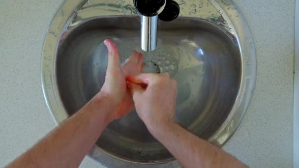 Man Tvättar Händerna Metall Diskbänk — Stockvideo