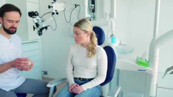 Tandläkare Som Visar Patientens Tandläkarmodell — Stockvideo