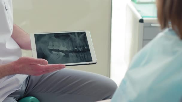 Дантист Показывает Пациенту Рентген Зубов — стоковое видео