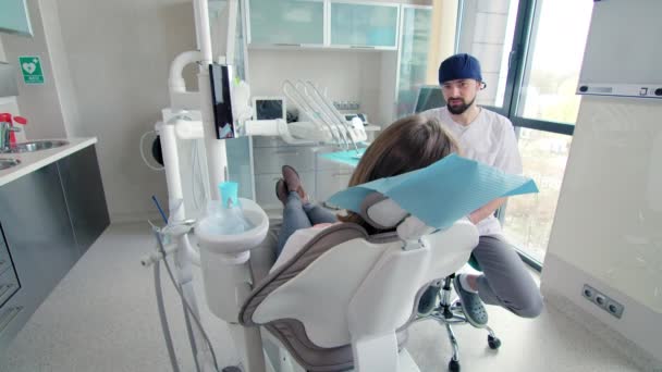 Diş Hekiminin Muayenehanesinde Hastayla Konuşan Bir Dişçi — Stok video
