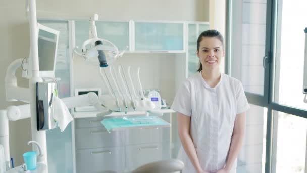 Dişçi Muayenehanesinde Duran Kadın Dişçiler — Stok video