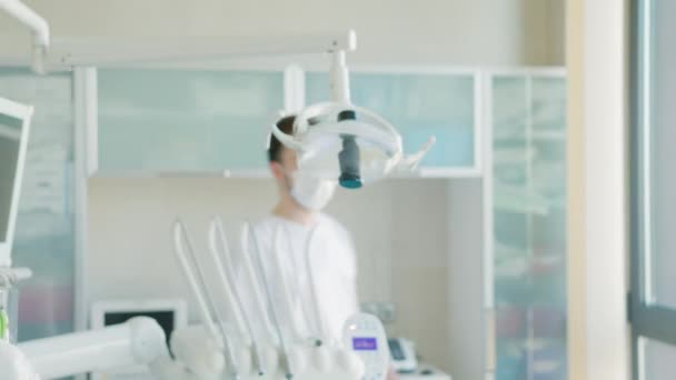 Mężczyzna Dentysta Maska Dentysta Biuro — Wideo stockowe