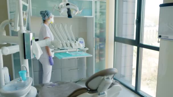 歯科における防護服を着た女性歯科医の肖像 — ストック動画