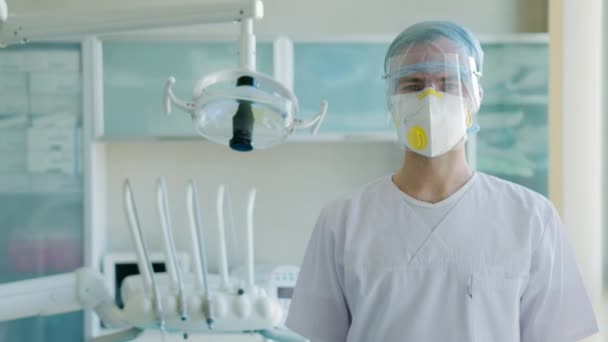 Retrato Dentista Vestindo Roupas Protetoras Consultório Dentistas — Vídeo de Stock