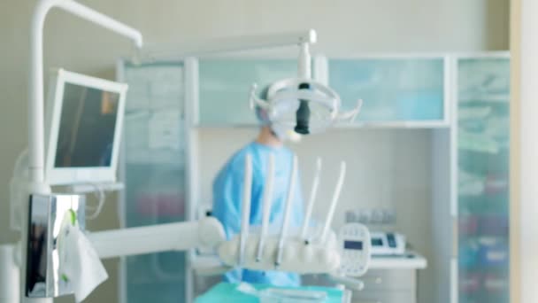 Προσωπογραφία Οδοντιάτρου Προστατευτική Ενδυμασία Στο Γραφείο Οδοντιάτρων — Αρχείο Βίντεο