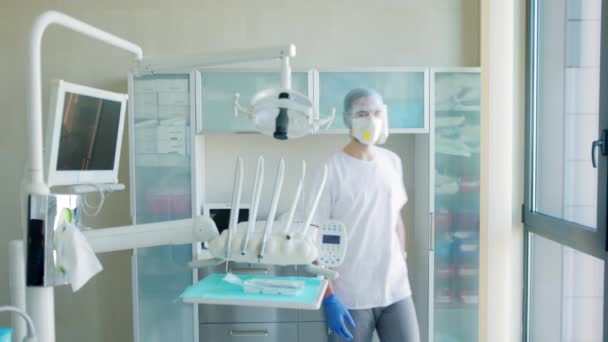 牙医在牙科诊所穿着防护服的画像 — 图库视频影像
