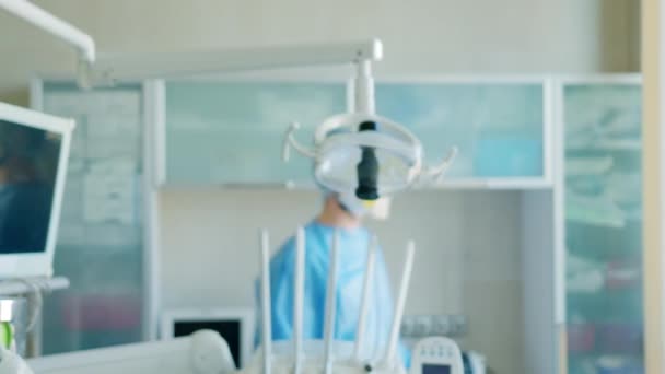 歯科医室における防護服を着た歯科医の肖像 — ストック動画