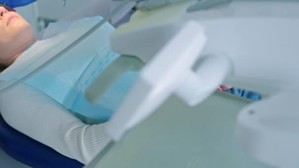 Tandläkare Som Behandlar Patienten Med Särskild Utrustning — Stockvideo