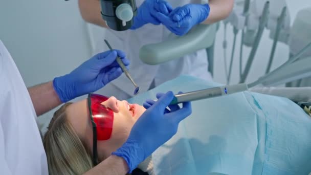 Zubař Ošetřující Pacienta Speciálním Vybavením — Stock video