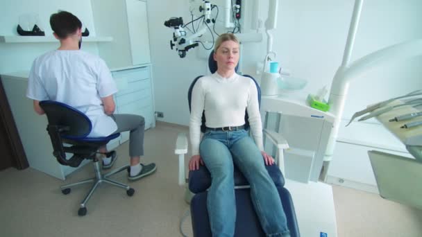 Οδοντίατρος Και Ασθενής Στο Οδοντιατρικό Γραφείο — Αρχείο Βίντεο