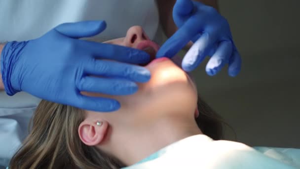 Dentista Examinando Los Dientes Pacientes — Vídeos de Stock