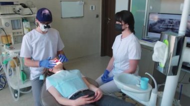 Diş hekimliği muayenehanesinde hasta.