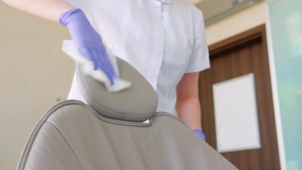 Dentystka Sprzątająca Krzesło Dentystyczne Gabinecie Dentystycznym — Wideo stockowe