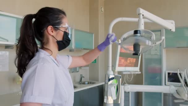 Las Mujeres Dentistas Limpieza Lámpara Oficina Dentistas — Vídeos de Stock