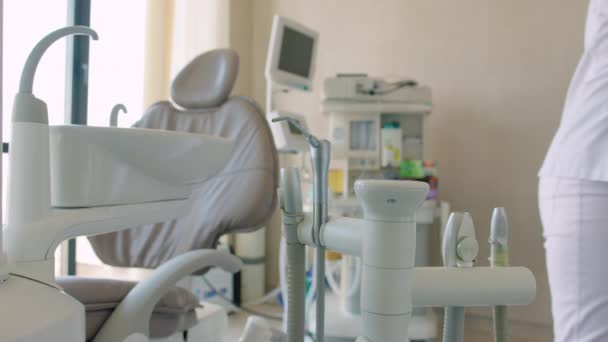 牙医办公室的女牙医清洁牙医设备 — 图库视频影像