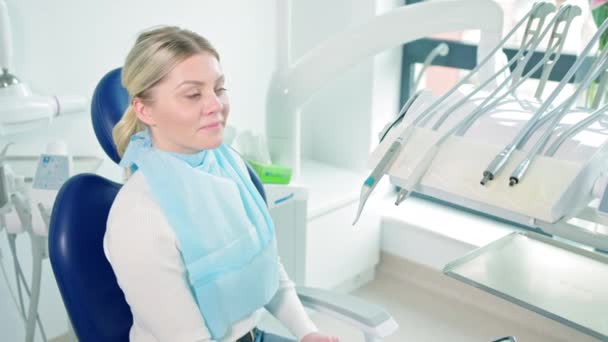 Mujer Sentada Oficina Dentistas Mirando Espejo — Vídeo de stock