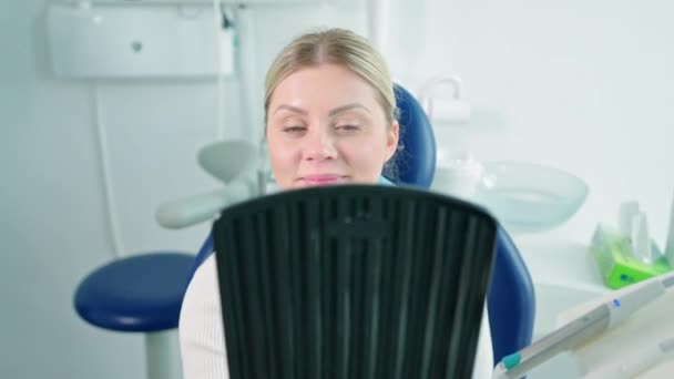 Mulher Sentada Consultório Dentista Olhando Espelho — Vídeo de Stock