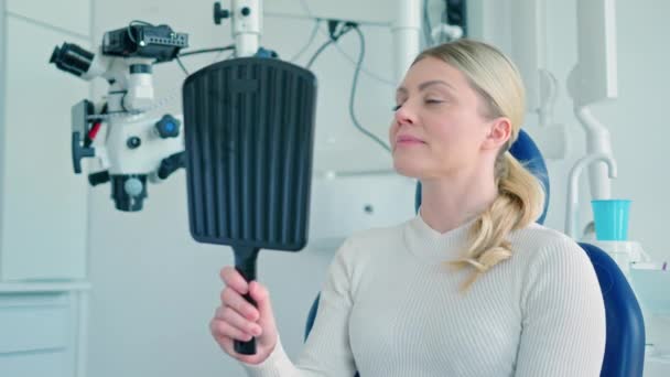 Wanita Yang Duduk Kantor Dokter Gigi Dan Melihat Cermin — Stok Video
