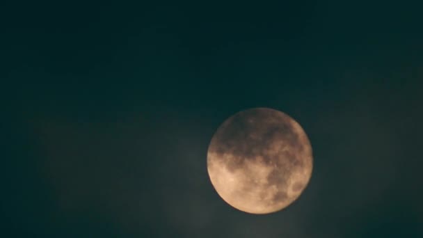 Volle Maan Verduisterd Door Donkere Wolken — Stockvideo