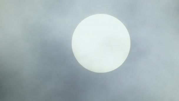 Nuages sombres couvrant le soleil 
