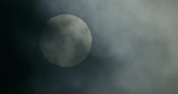 Soleil couvert de nuages sombres 