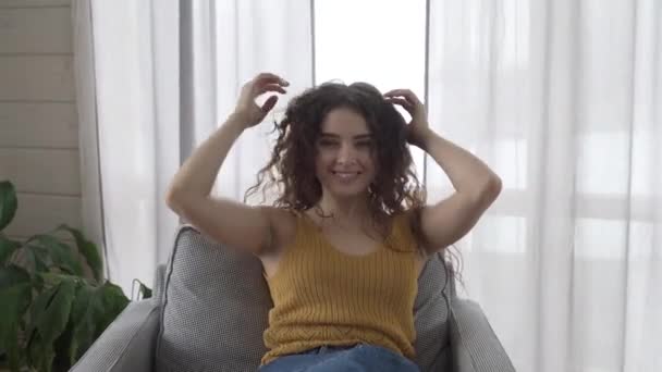 La chica levanta las manos y es feliz — Vídeos de Stock