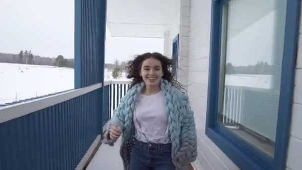 Счастливая девушка с босыми ногами бегает по террасе зимой . — стоковое видео