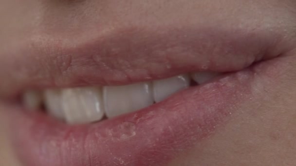 Großaufnahme, die Lippen der Mädchen lächeln, ihre Lippen sind nicht geschminkt. — Stockvideo