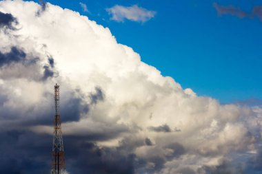 Baharda köyde fırtına öncesi gökyüzü