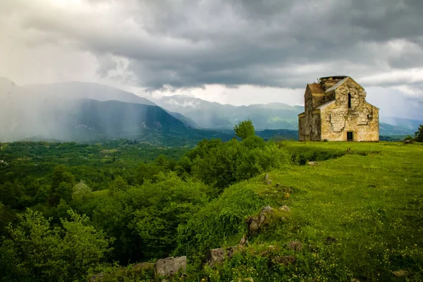 Ruiny świątyni w tle burzy i deszczu — Zdjęcie stockowe