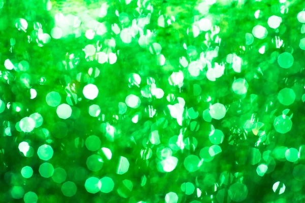Bokeh Background.圣诞绿灯。水在阳光下变得模糊，抽象的雪花，冬天的白色闪光，钻石的光芒，模糊的背景与焦距 — 图库照片