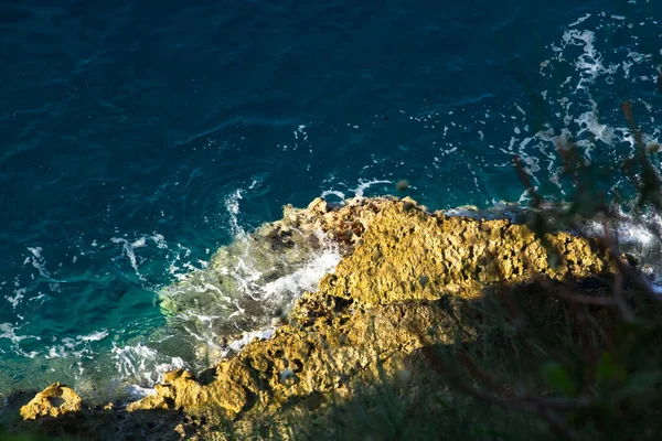 Ondas Azuis Mar Que Quebram Nas Rochas Vista Penhasco Mar — Fotografia de Stock