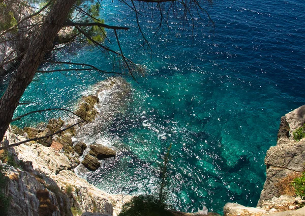 Penhasco rochoso acima do mar azul — Fotografia de Stock