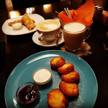 Samimi bir kafede iki kişilik kahve molası. Ekşi kremalı cheesecakes reçeli.