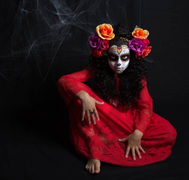 Kafatası küçük şeker kız Halloween kız giyiyor kostüm ile beyaz boyalı yüz