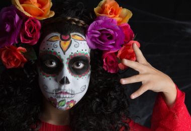 Kafatası küçük şeker kız Halloween kız giyiyor kostüm ile beyaz boyalı yüz