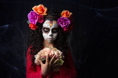 Kafatası küçük şeker kız Halloween kız giyiyor kostüm ile beyaz boyalı yüz