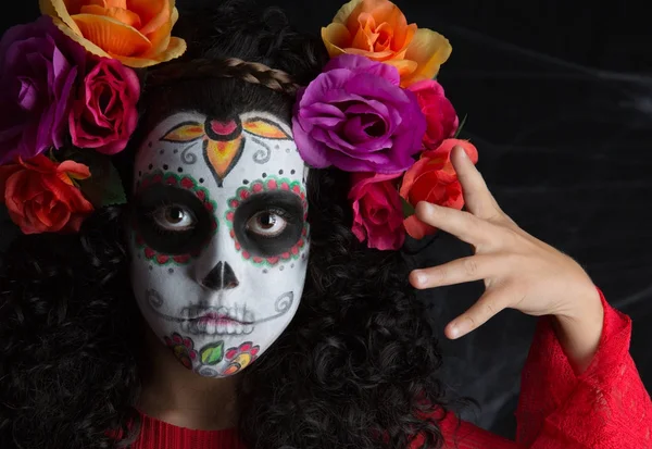 Beetje suiker van schedel meisje het dragen van een meisje Halloween kostuum met wit geschilderde gezicht — Stockfoto