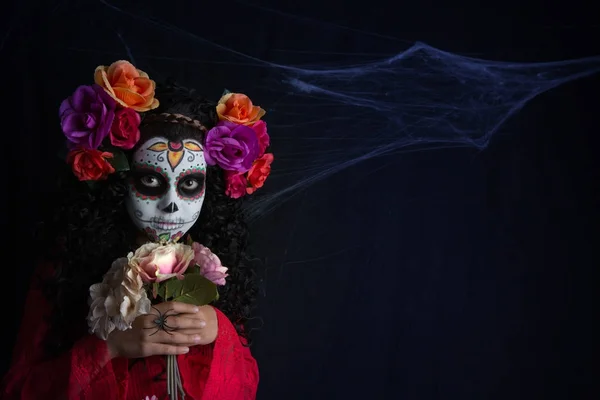 Beetje suiker van schedel meisje het dragen van een meisje Halloween kostuum met wit geschilderde gezicht — Stockfoto