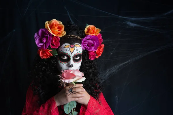 Маленькая девочка с сахарным черепом в костюме девушки на Хэллоуин с белым раскрашенным лицом — стоковое фото