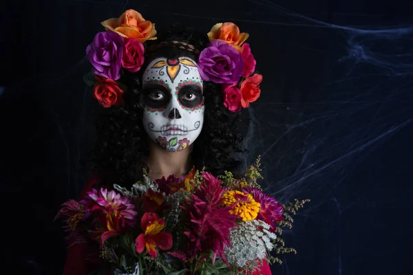 Zuckerschädel kleines Mädchen in einem Halloween-Kostüm mit weiß geschminktem Gesicht — Stockfoto