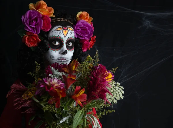 Beetje suiker van schedel meisje het dragen van een meisje Halloween kostuum met wit geschilderde gezicht — Stockfoto