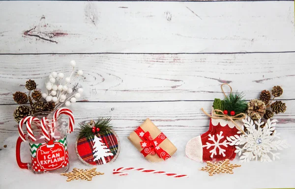 Рождественский фон с украшениями и подарочная коробка на белой деревянной доске — стоковое фото